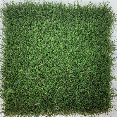 Di Halaman Belakang PE PP Lansekap Rumput Buatan 45mm Taman Depan 160s / M