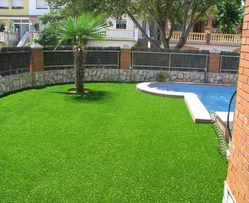 Outdoor PP PE Lansekap Rumput Hijau Buatan 25mm / 30mm 17000 Dtex